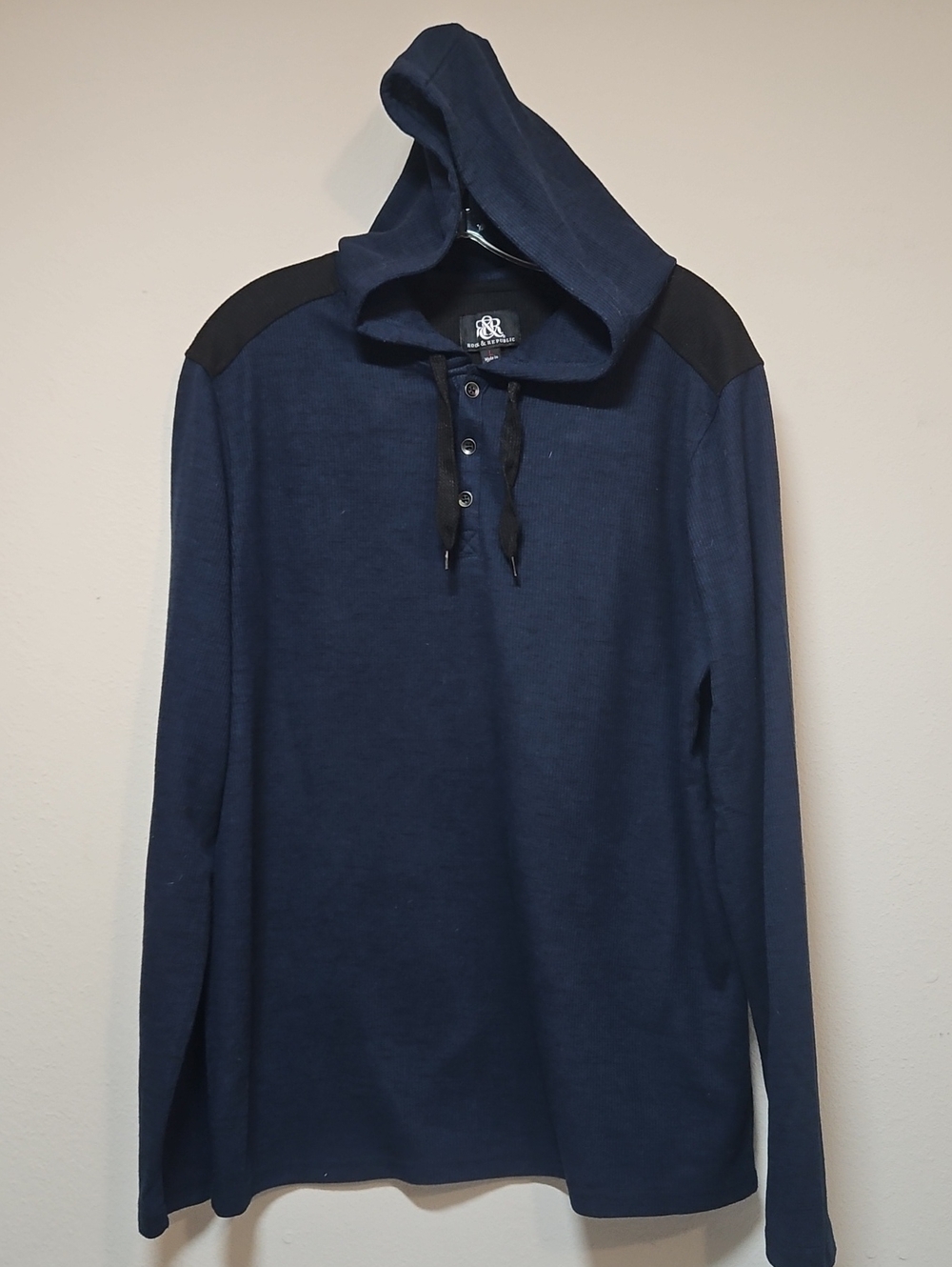 Rock & Republic Large Navy Hooded Long-Sleeve Shirt with Black Shoulder Panels